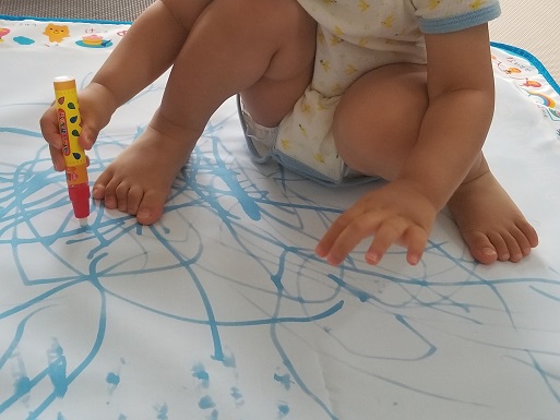水で描ける「スイスイおえかき」で遊ぶ1歳