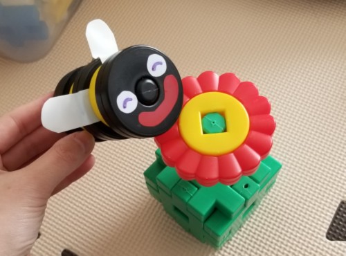 DWEプレイアロング・ハチのおもちゃ手作り代替品（学研のニューブロック）